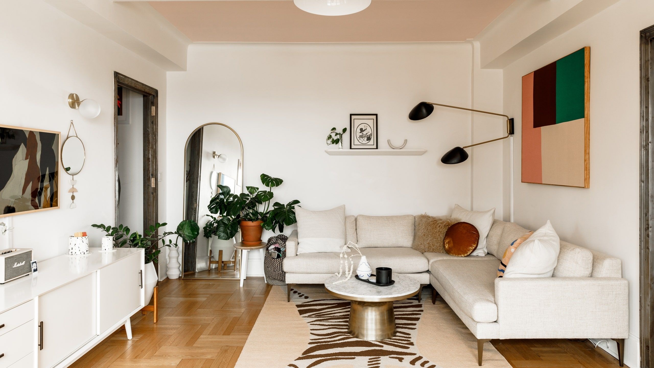 Sofá designer premium em showroom elegante