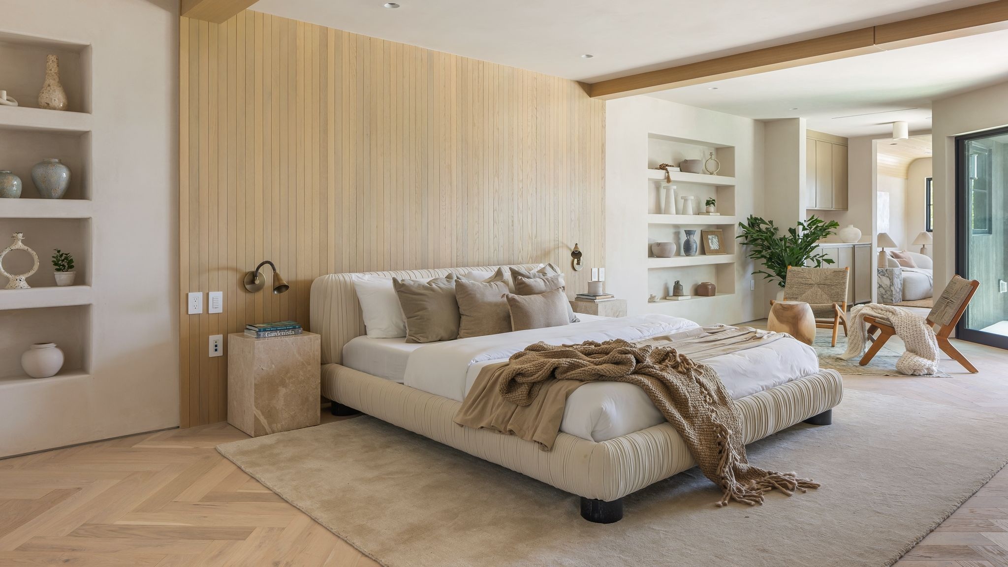 Quarto com design de interiores em tons neutros