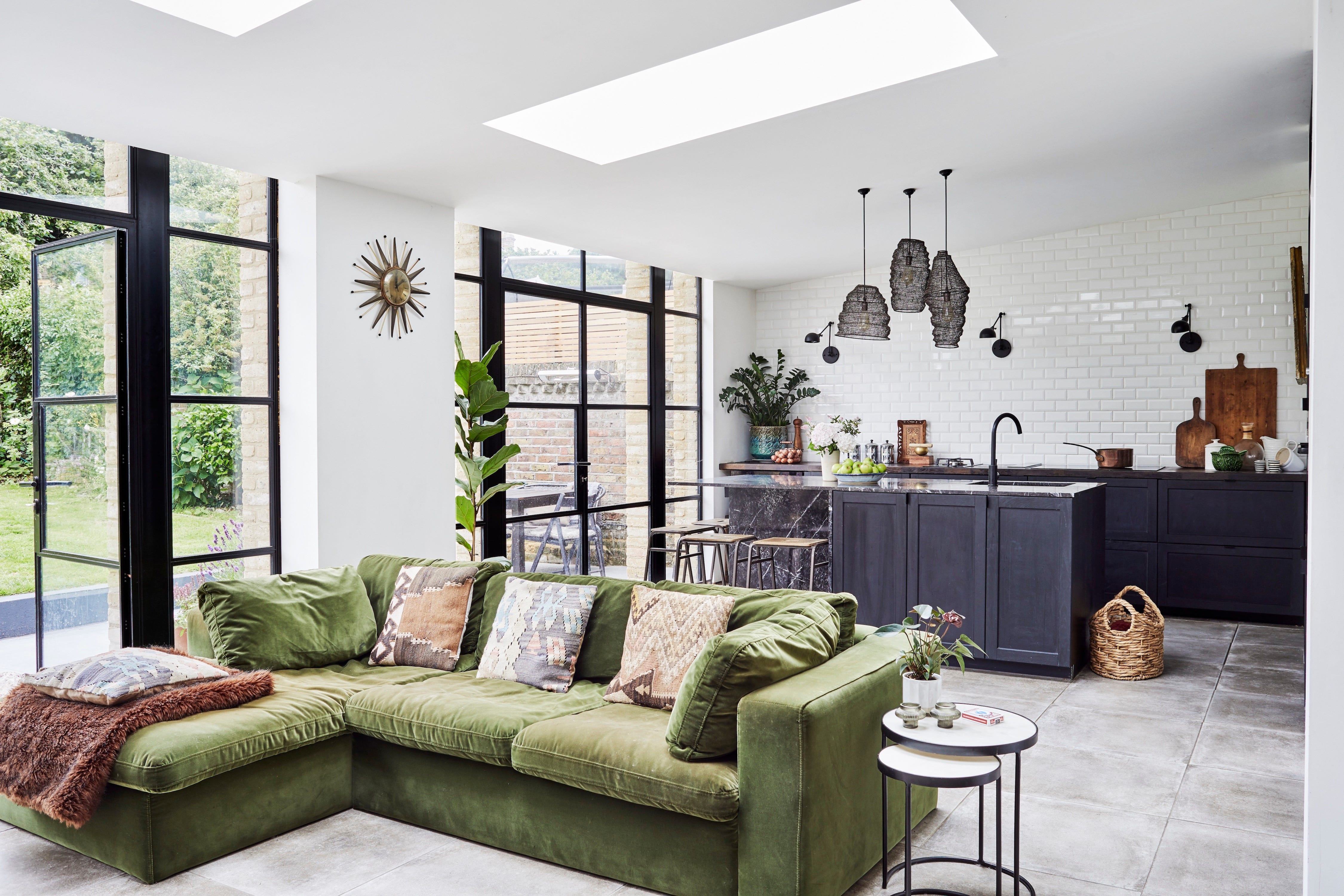 Apartamento open-concept com móveis de designer